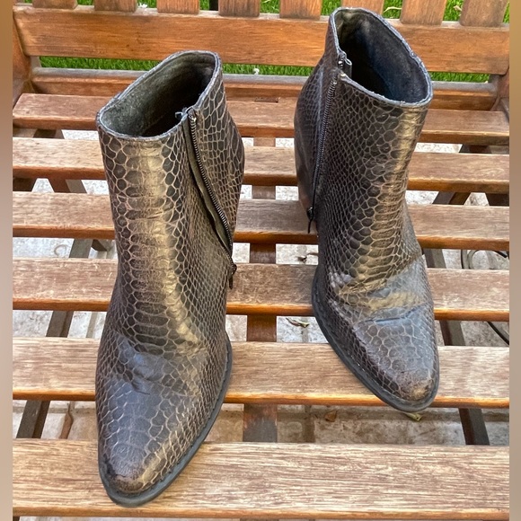 New Buckle Very G Animal Print Snakeskin Scale Ombre Stacked Heel Ankle Boots 6 - Picture 3 of 16